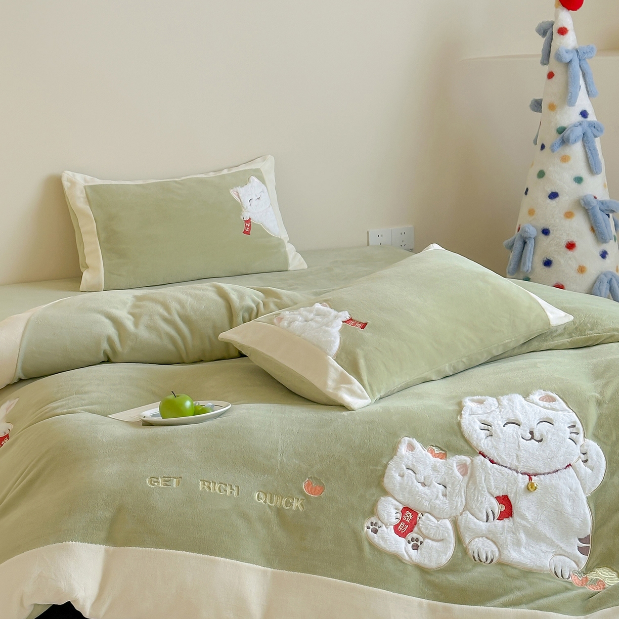 91家纺网 家纺一手货源 找家纺 JUICY 橘滋家纺 2025新款高定敲可爱招财猫牛奶奢绒系列四件套 （线上控价 券后不低于368元） 福抱抱招财猫-新春萌芽