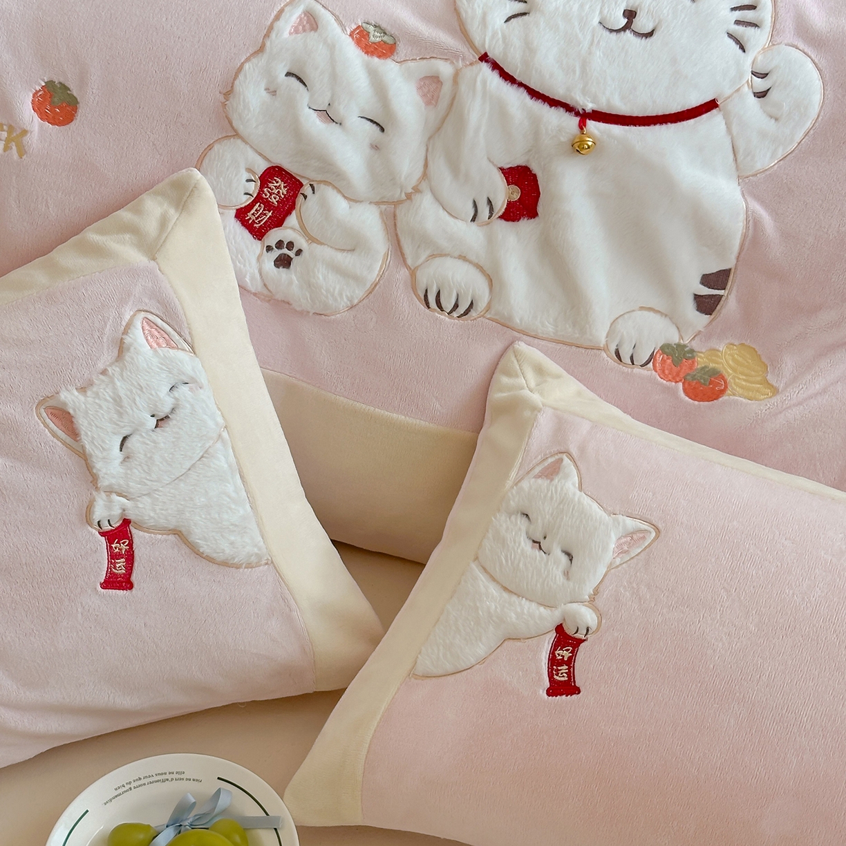 91家纺网 家纺一手货源 找家纺 JUICY 橘滋家纺 2025新款高定敲可爱招财猫牛奶奢绒系列四件套 （线上控价 券后不低于368元） 福抱抱招财猫-蜜桃软糖