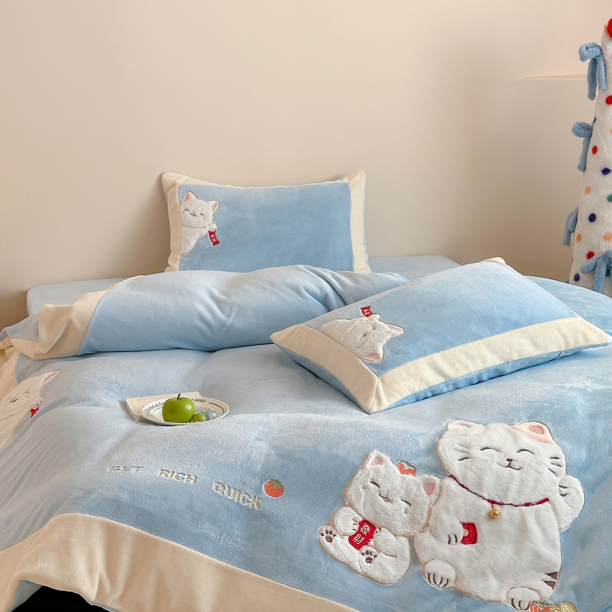 91家纺网 家纺一手货源 找家纺 JUICY 橘滋家纺 2025新款高定敲可爱招财猫牛奶奢绒系列四件套 （线上控价 券后不低于368元） 福抱抱招财猫-晴空微云