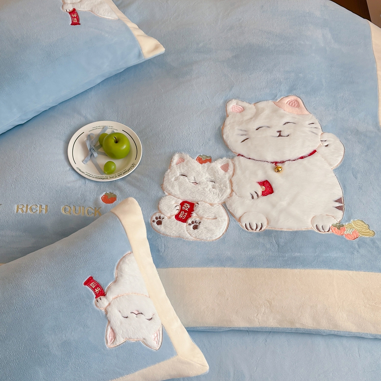 91家纺网 家纺一手货源 找家纺 JUICY 橘滋家纺 2025新款高定敲可爱招财猫牛奶奢绒系列四件套 （线上控价 券后不低于368元） 福抱抱招财猫-晴空微云
