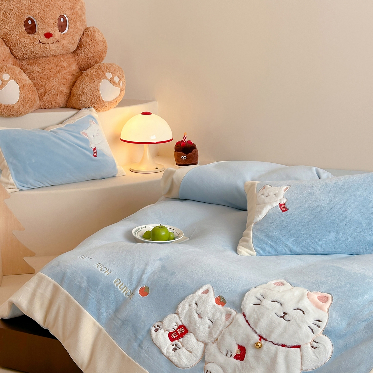 91家纺网 家纺一手货源 找家纺 JUICY 橘滋家纺 2025新款高定敲可爱招财猫牛奶奢绒系列四件套 （线上控价 券后不低于368元） 福抱抱招财猫-晴空微云