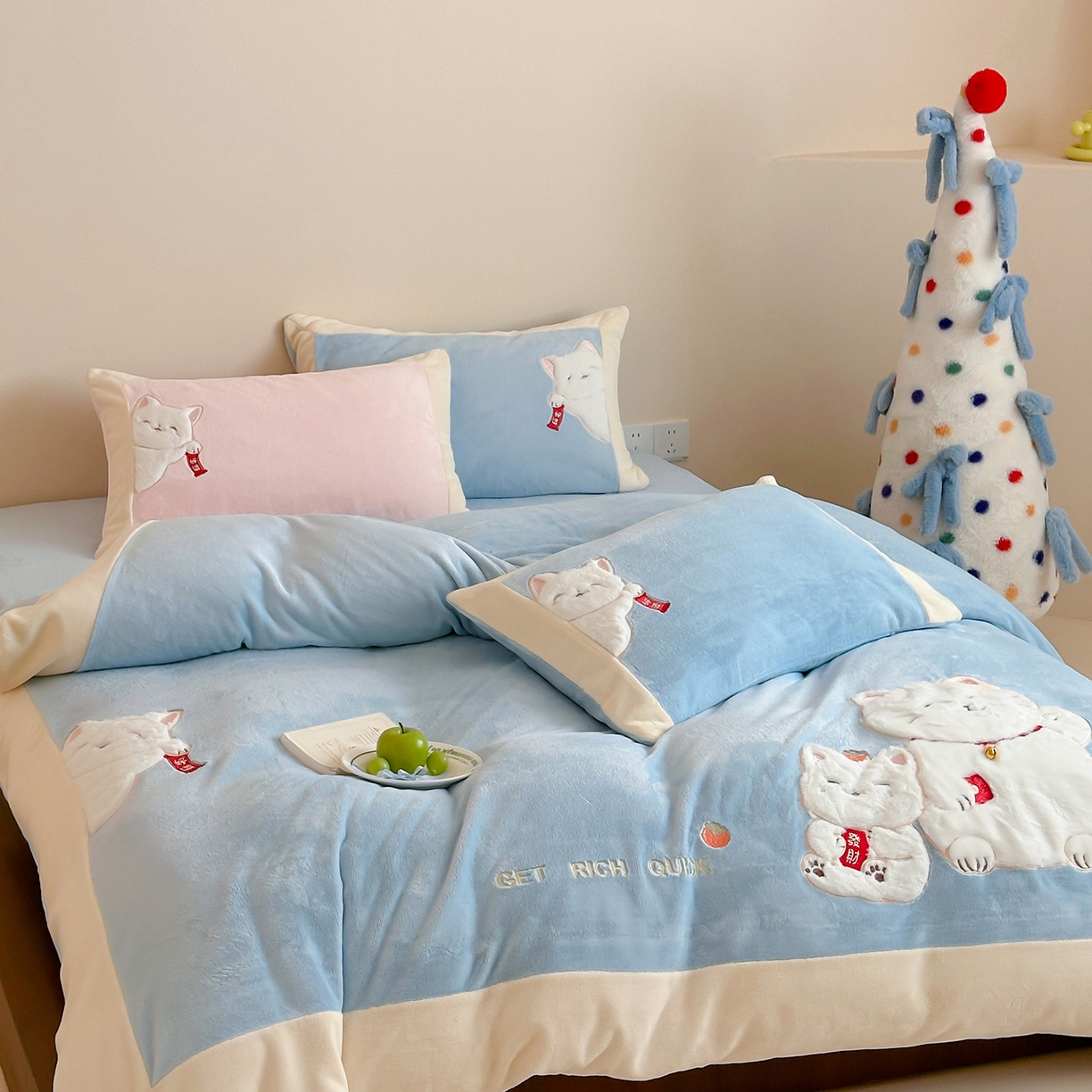 91家纺网 家纺一手货源 找家纺 JUICY 橘滋家纺 2025新款高定敲可爱招财猫牛奶奢绒系列四件套 （线上控价 券后不低于368元） 福抱抱招财猫-晴空微云