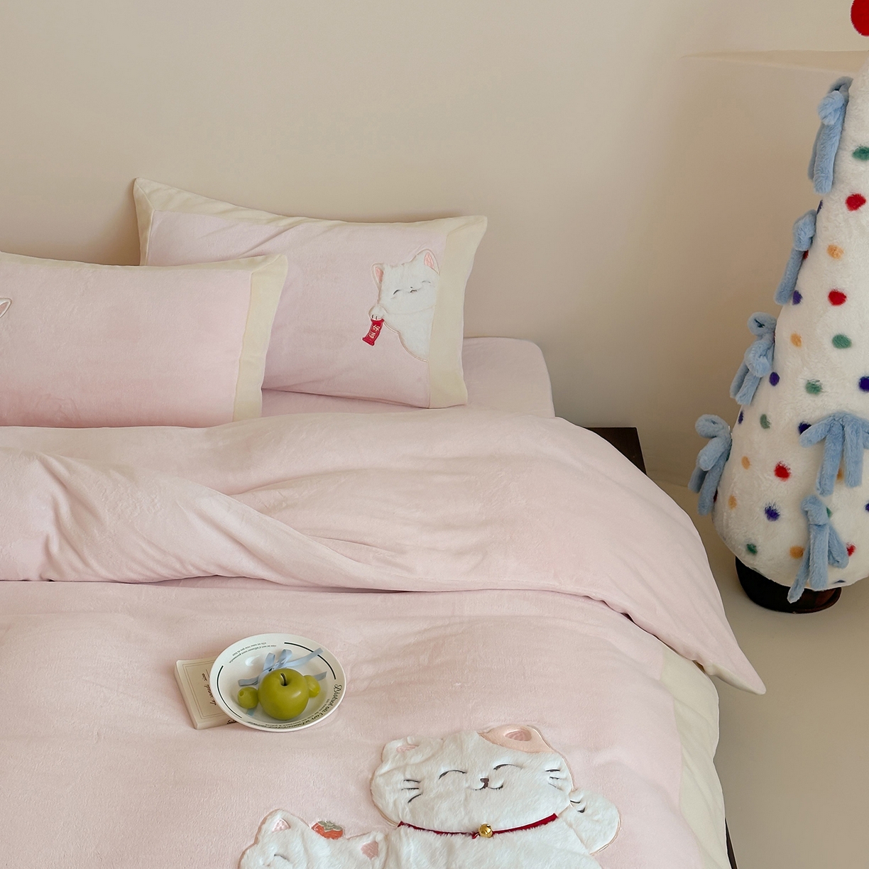 91家纺网 家纺一手货源 找家纺 JUICY 橘滋家纺 2025新款高定敲可爱招财猫牛奶奢绒系列四件套 （线上控价 券后不低于368元） 福抱抱招财猫-蜜桃软糖
