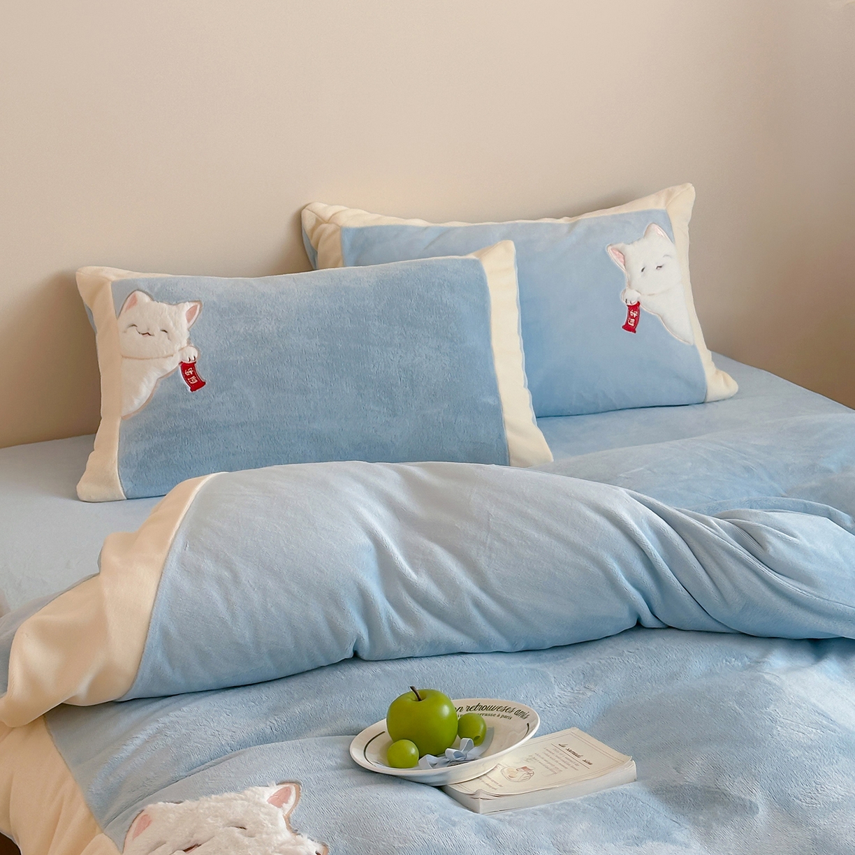 91家纺网 家纺一手货源 找家纺 JUICY 橘滋家纺 2025新款高定敲可爱招财猫牛奶奢绒系列四件套 （线上控价 券后不低于368元） 福抱抱招财猫-晴空微云