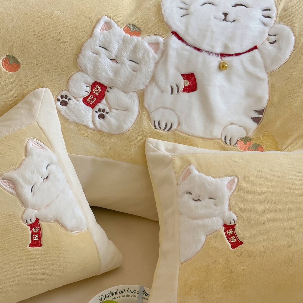 91家纺网 家纺一手货源 找家纺 JUICY 橘滋家纺 2025新款高定敲可爱招财猫牛奶奢绒系列四件套 （线上控价 券后不低于368元） 福抱抱招财猫-阳光奶酪