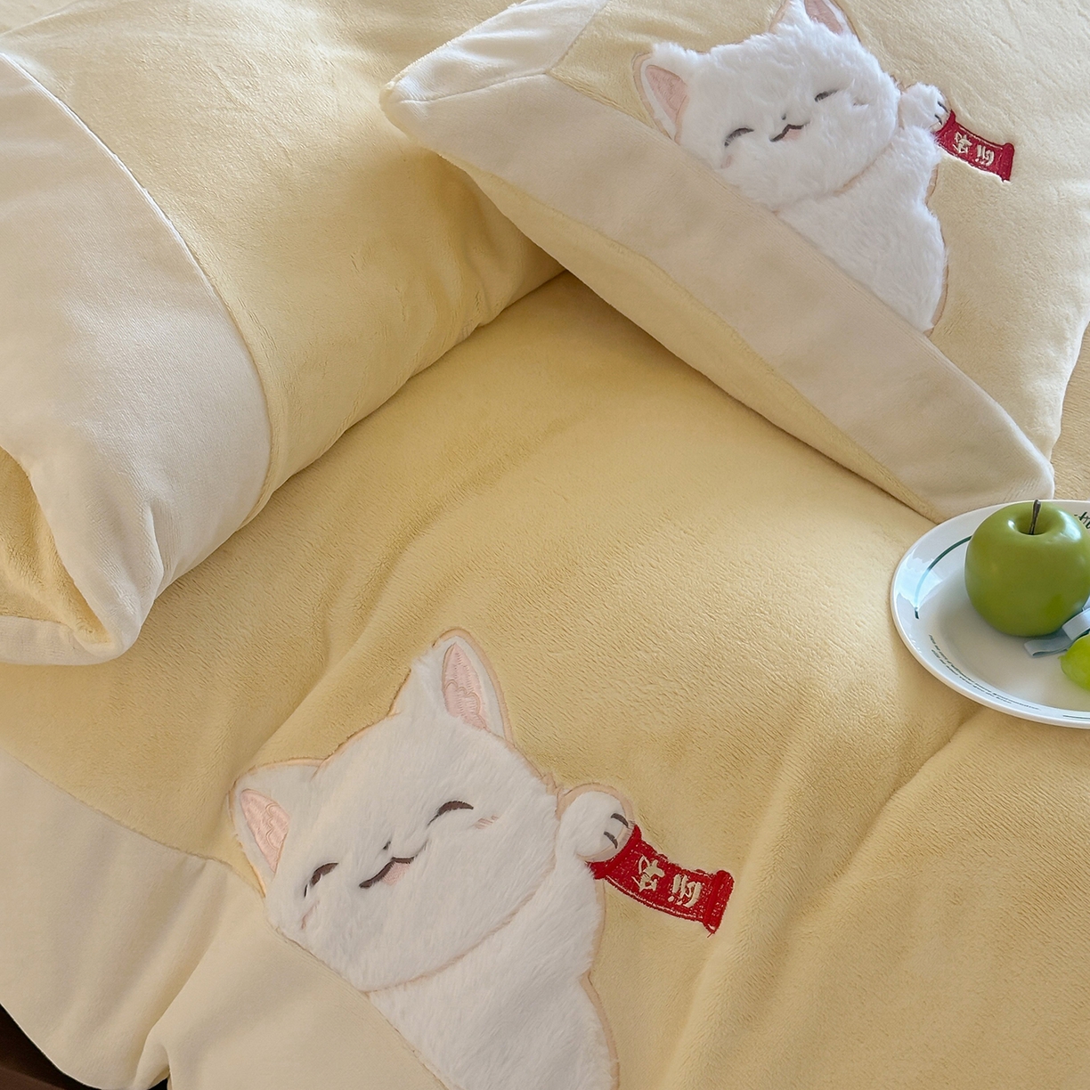 91家纺网 家纺一手货源 找家纺 JUICY 橘滋家纺 2025新款高定敲可爱招财猫牛奶奢绒系列四件套 （线上控价 券后不低于368元） 福抱抱招财猫-阳光奶酪