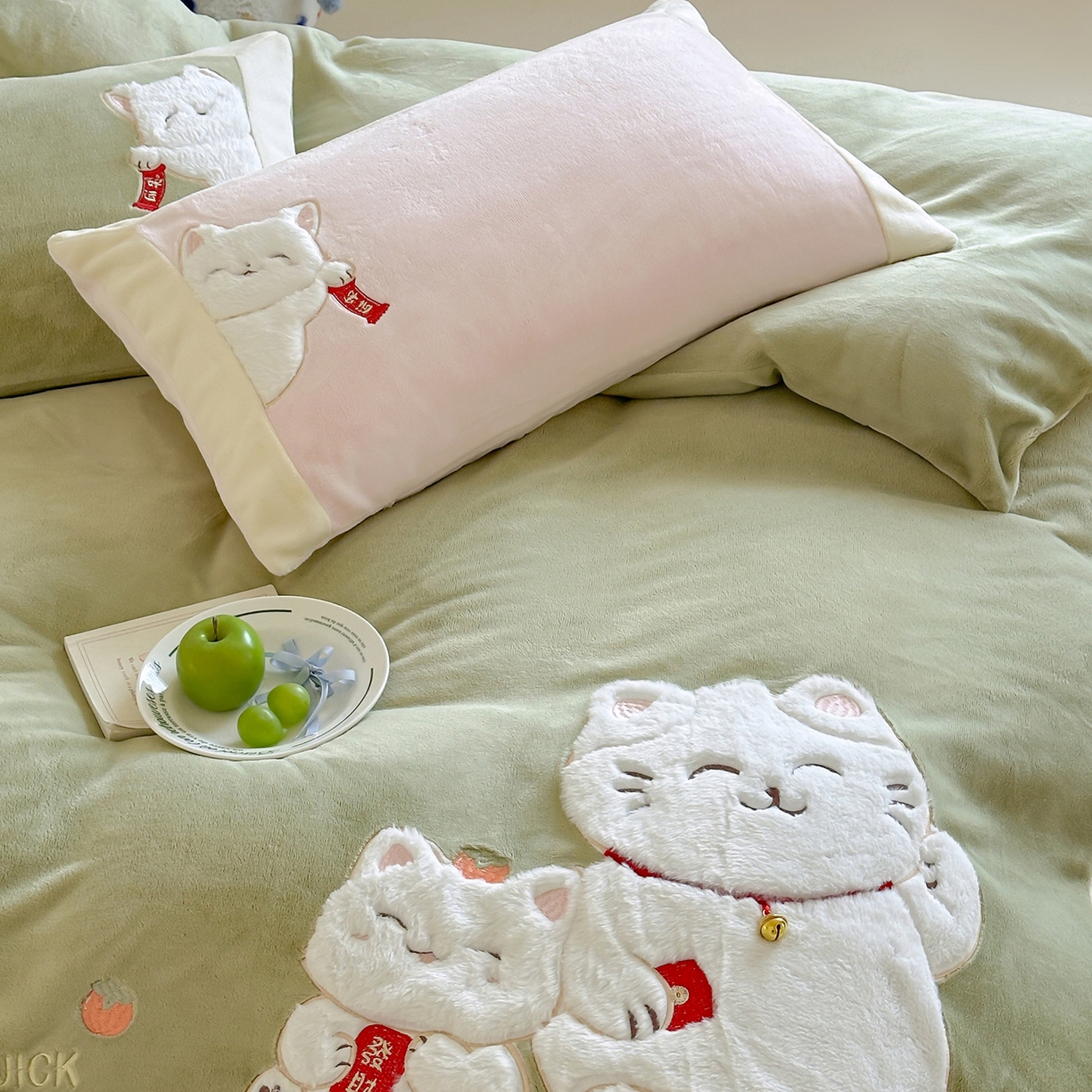 91家纺网 家纺一手货源 找家纺 JUICY 橘滋家纺 2025新款高定敲可爱招财猫牛奶奢绒系列四件套 （线上控价 券后不低于368元） 福抱抱招财猫-新春萌芽