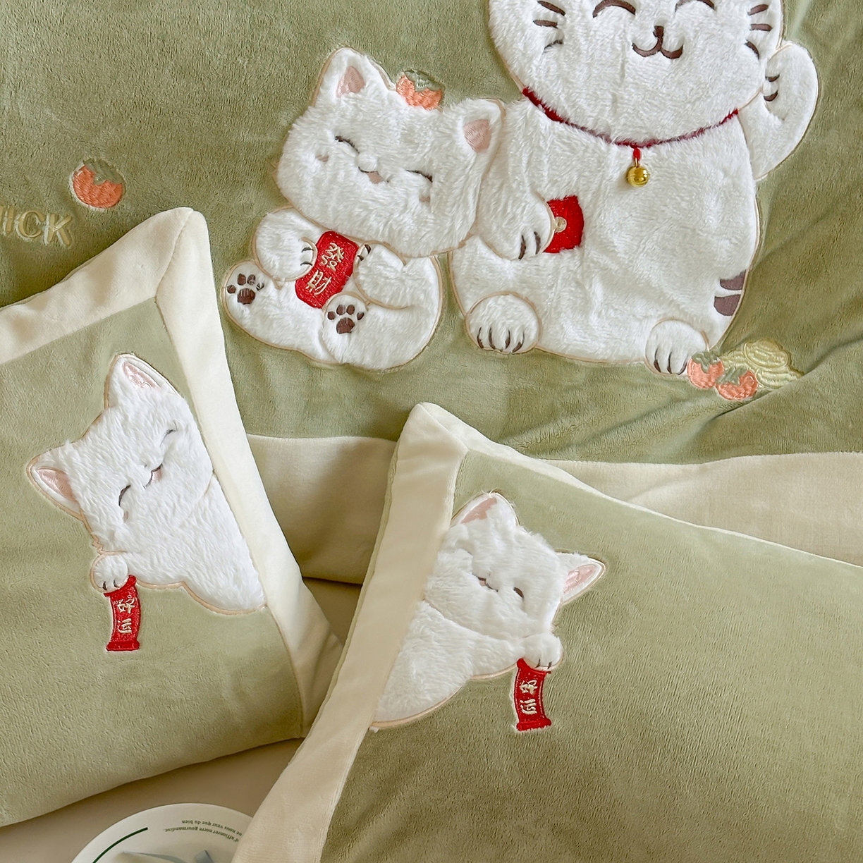 91家纺网 家纺一手货源 找家纺 JUICY 橘滋家纺 2025新款高定敲可爱招财猫牛奶奢绒系列四件套 （线上控价 券后不低于368元） 福抱抱招财猫-新春萌芽