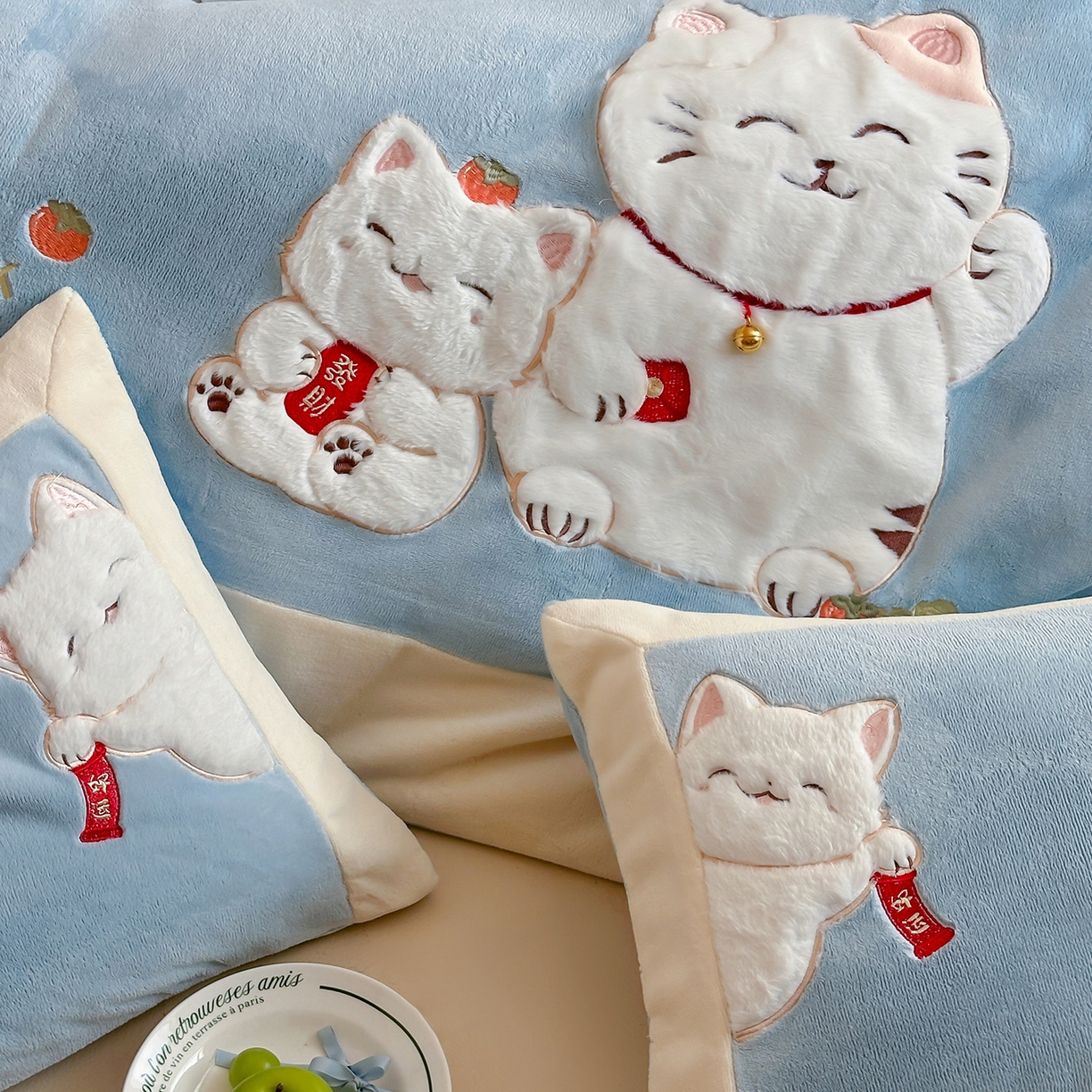 91家纺网 家纺一手货源 找家纺 JUICY 橘滋家纺 2025新款高定敲可爱招财猫牛奶奢绒系列四件套 （线上控价 券后不低于368元） 福抱抱招财猫-晴空微云