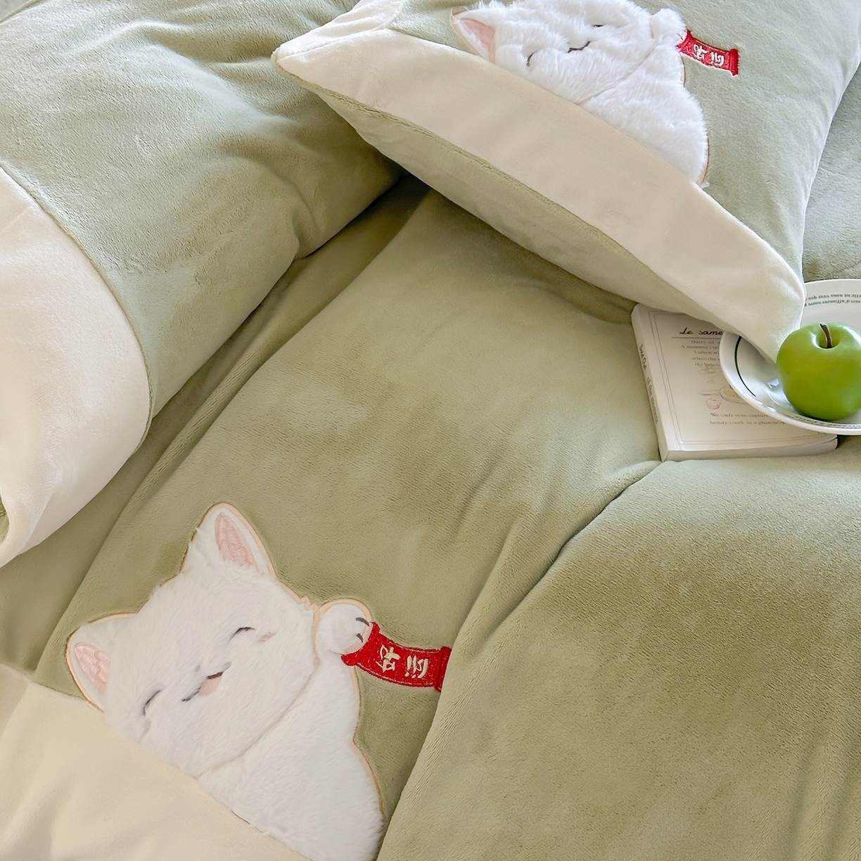 91家纺网 家纺一手货源 找家纺 JUICY 橘滋家纺 2025新款高定敲可爱招财猫牛奶奢绒系列四件套 （线上控价 券后不低于368元） 福抱抱招财猫-新春萌芽