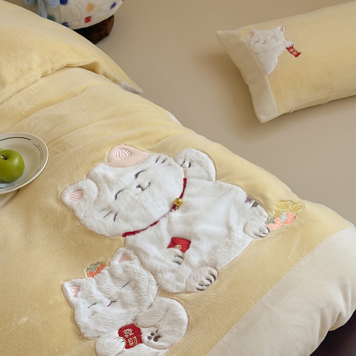 91家纺网 家纺一手货源 找家纺 JUICY 橘滋家纺 2025新款高定敲可爱招财猫牛奶奢绒系列四件套 （线上控价 券后不低于368元） 福抱抱招财猫-阳光奶酪