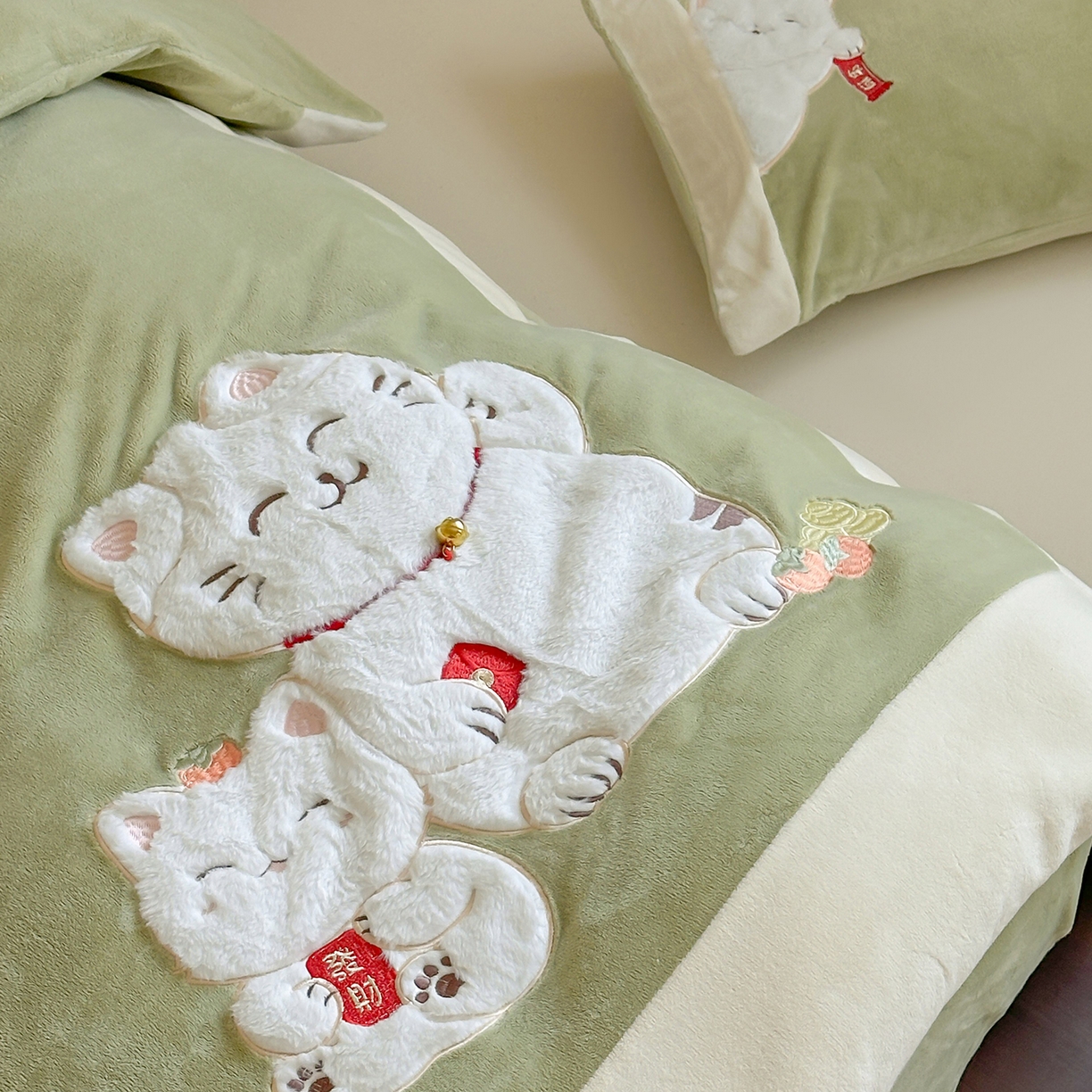 91家纺网 家纺一手货源 找家纺 JUICY 橘滋家纺 2025新款高定敲可爱招财猫牛奶奢绒系列四件套 （线上控价 券后不低于368元） 福抱抱招财猫-新春萌芽