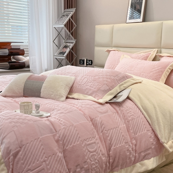 91家纺网 家纺一手货源 找家纺 艾佳 2025新款5D雕花牛奶绒拼角宽边工艺四件套-唯爱系列 唯爱-蜜桃粉白