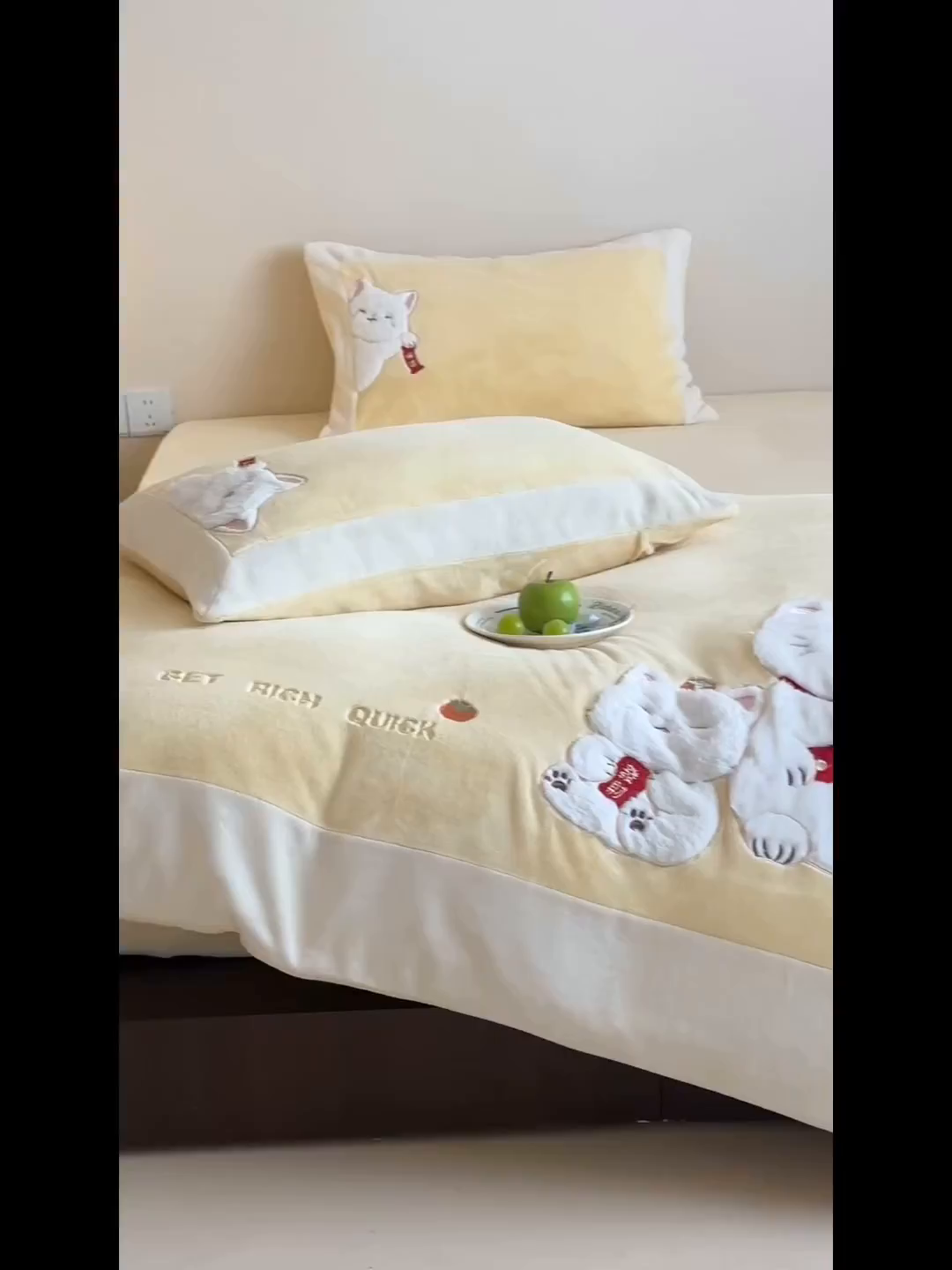 91家纺网 家纺一手货源 找家纺 JUICY 橘滋家纺 2025新款高定敲可爱招财猫牛奶奢绒系列四件套 （线上控价 券后不低于368元） 福抱抱招财猫-阳光奶酪