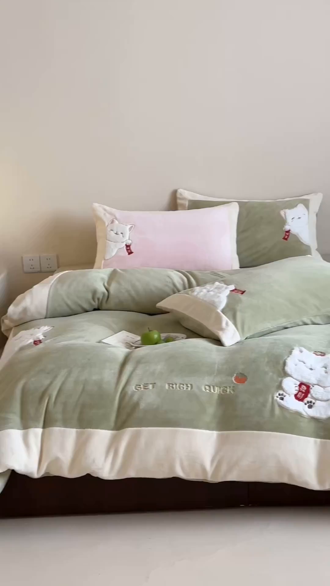 91家纺网 家纺一手货源 找家纺 JUICY 橘滋家纺 2025新款高定敲可爱招财猫牛奶奢绒系列四件套 （线上控价 券后不低于368元） 福抱抱招财猫-新春萌芽