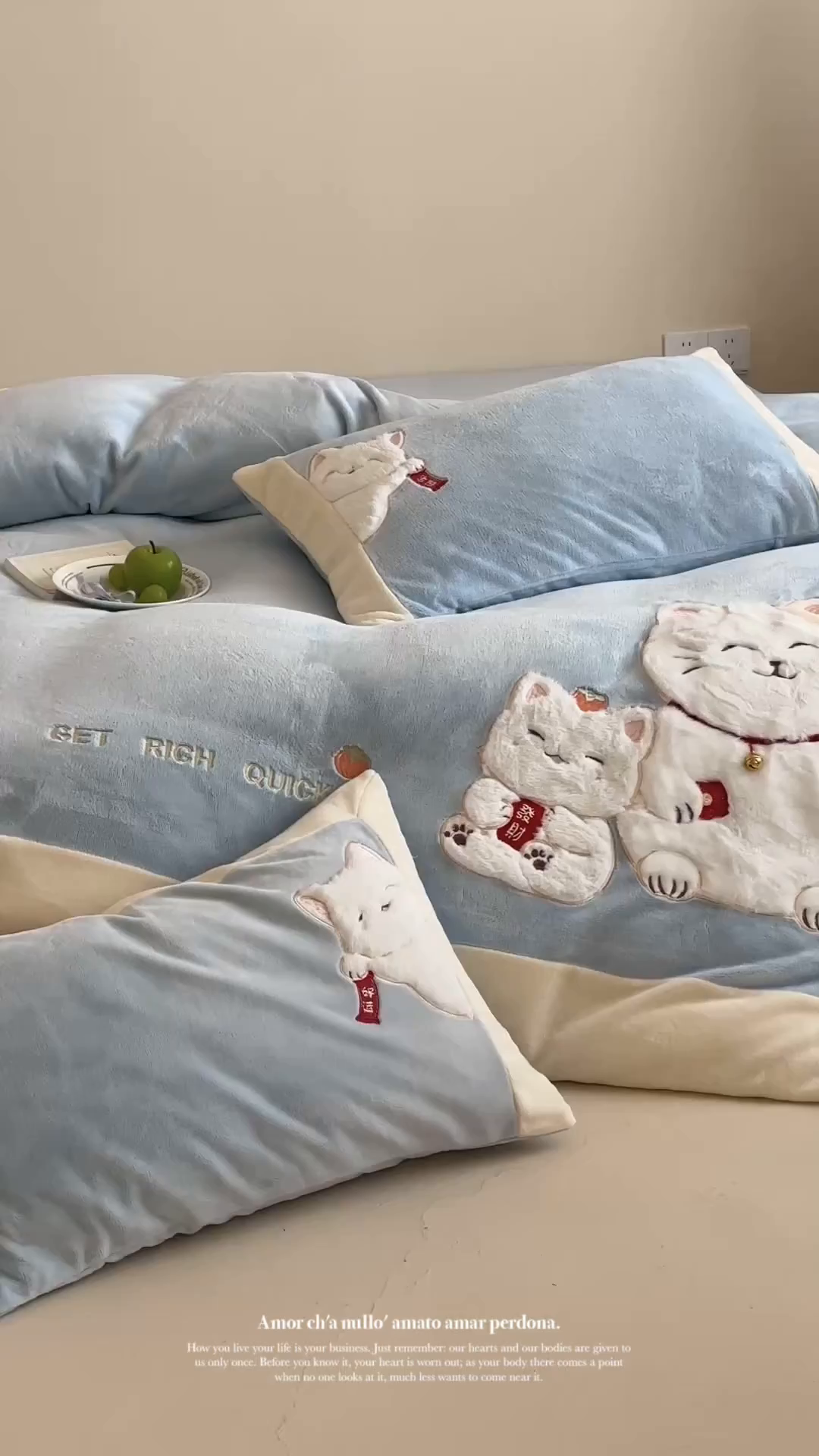 91家纺网 家纺一手货源 找家纺 JUICY 橘滋家纺 2025新款高定敲可爱招财猫牛奶奢绒系列四件套 （线上控价 券后不低于368元） 福抱抱招财猫-晴空微云