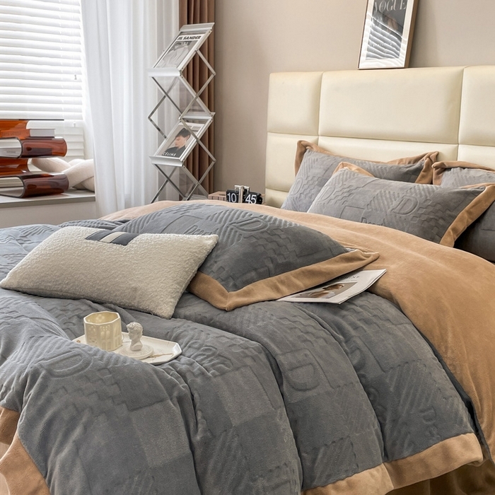 91家纺网 家纺一手货源 找家纺 艾佳 2025新款5D雕花牛奶绒拼角宽边工艺四件套-唯爱系列 唯爱-灰咖