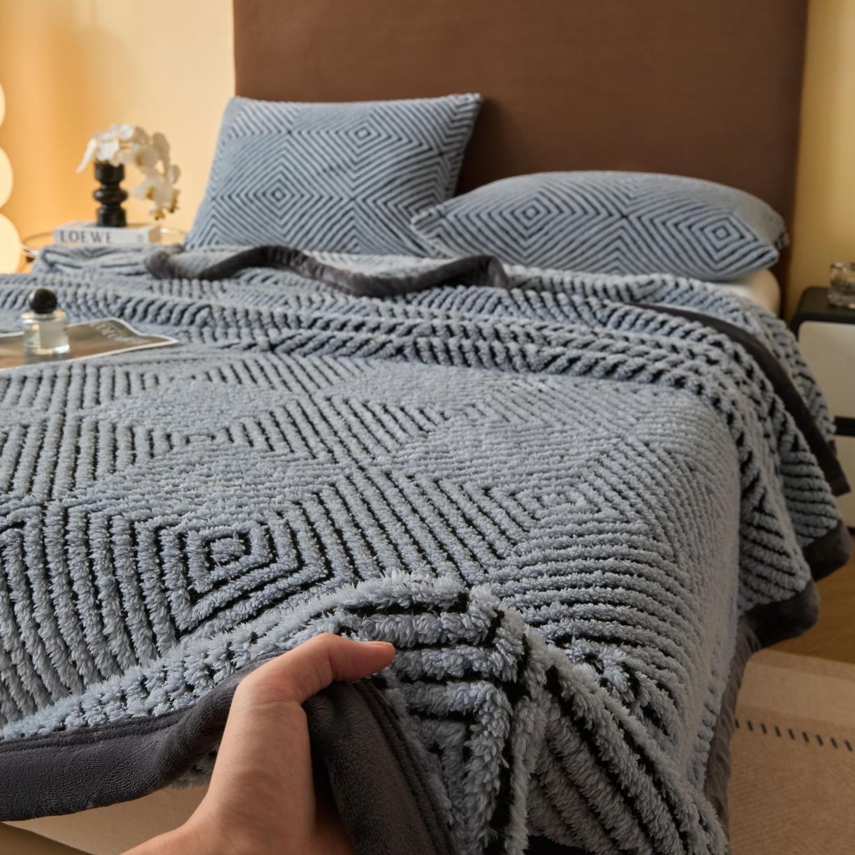 91家纺网 家纺一手货源 找家纺 （总）欧邦 2025新款轻奢暖阳绒提花双面绒单层毯毯子