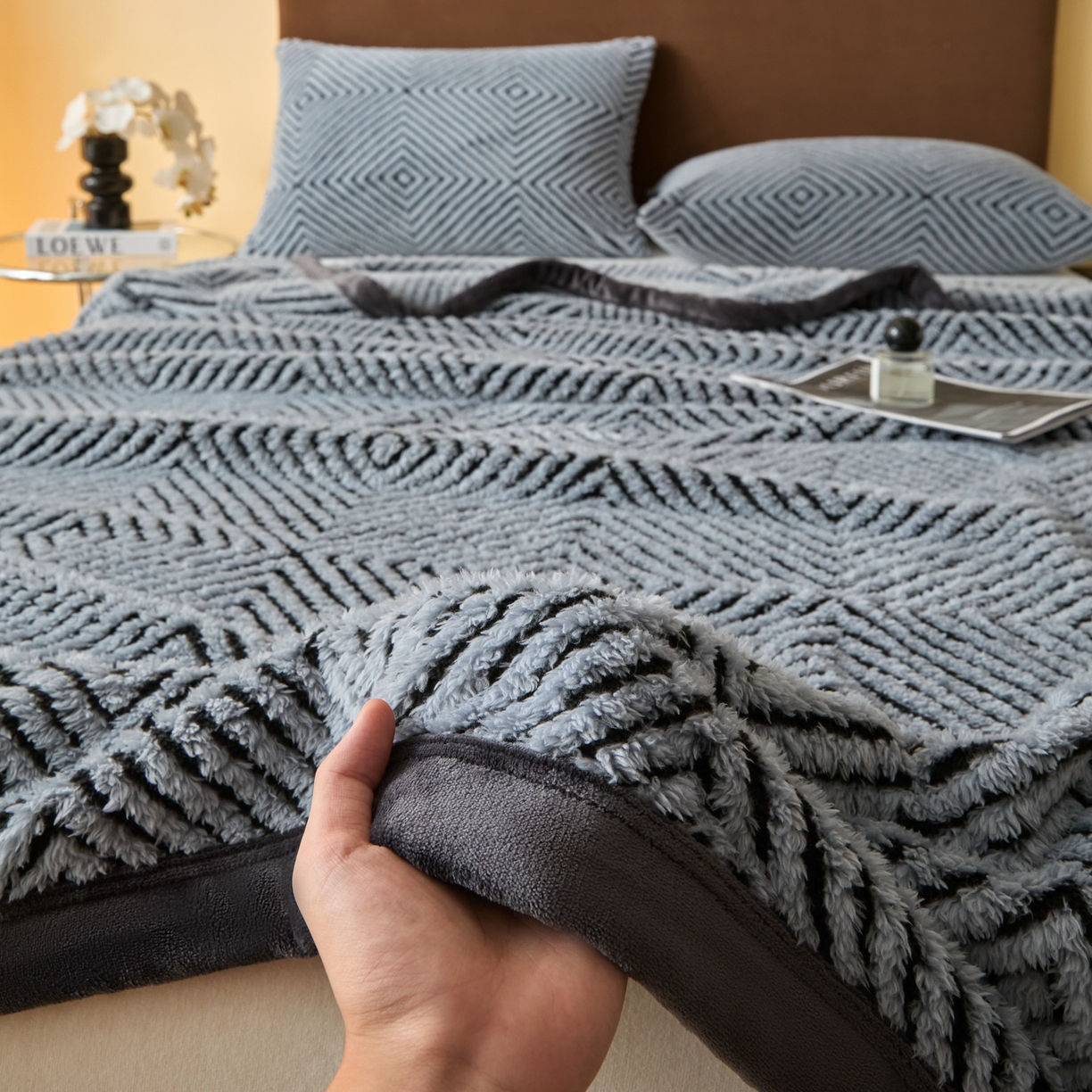 91家纺网 家纺一手货源 找家纺 （总）欧邦 2025新款轻奢暖阳绒提花双面绒单层毯毯子