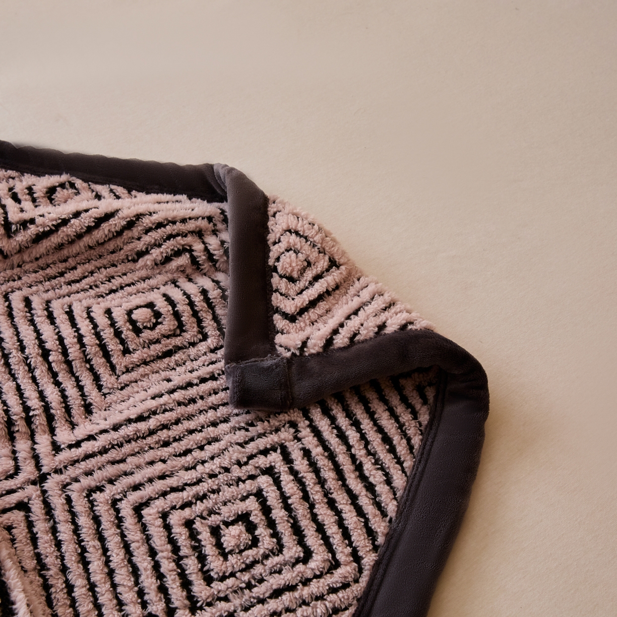 91家纺网 家纺一手货源 找家纺 欧邦 2025新款轻奢暖阳绒提花双面绒单层毯毯子 单层毯-海棠粉