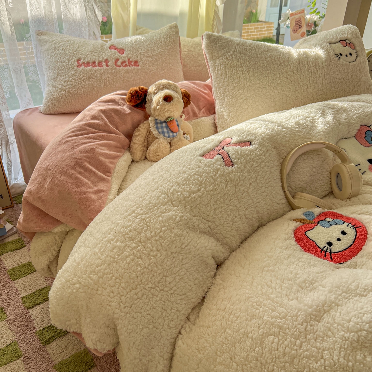 91家纺网 家纺一手货源 找家纺 颜选 2025新款卡通羊羔绒四件套 爱心猫