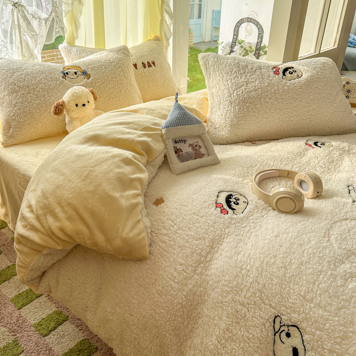 91家纺网 家纺一手货源 找家纺 颜选 2025新款卡通羊羔绒四件套 小新世界