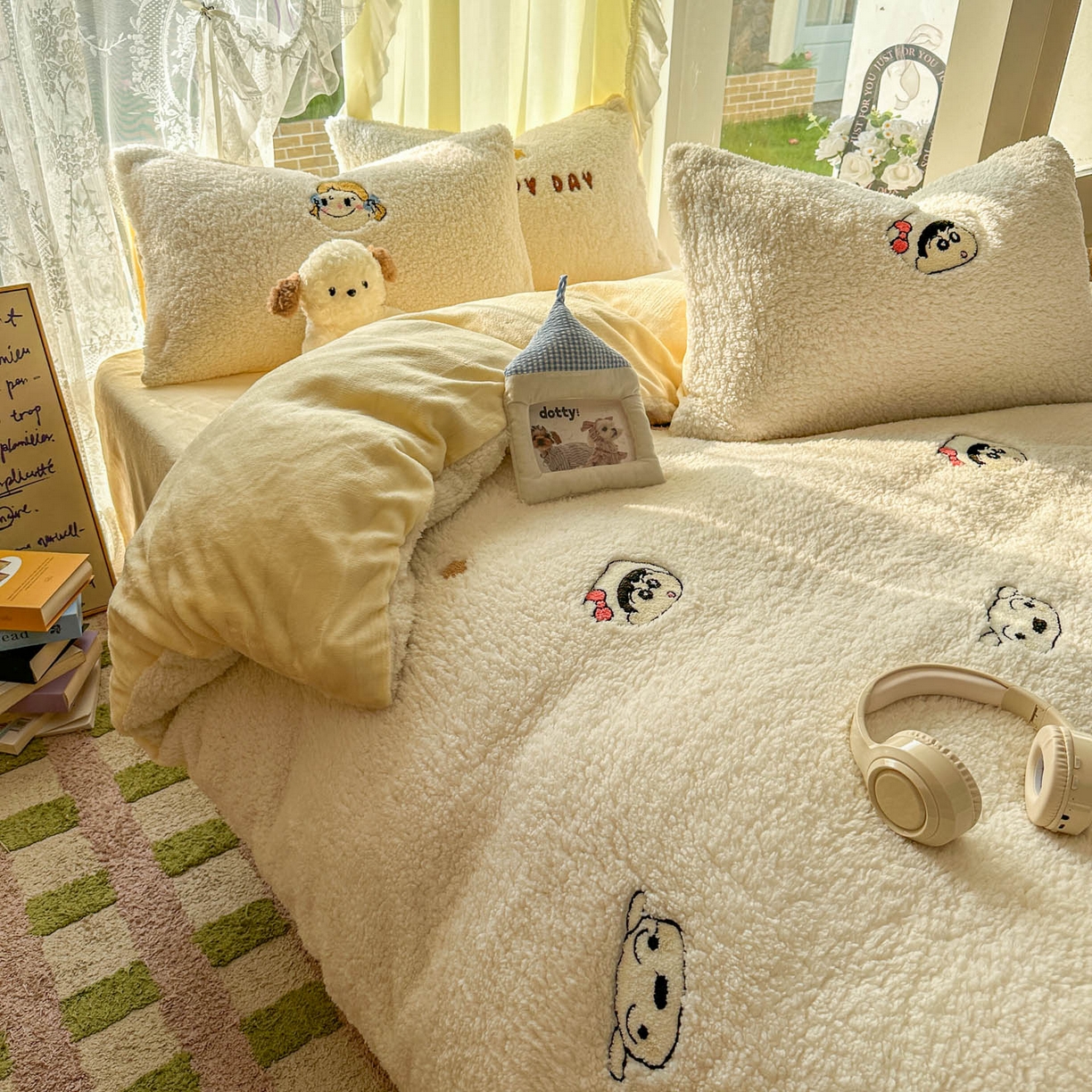 91家纺网 家纺一手货源 找家纺 颜选 2025新款卡通羊羔绒四件套 小新世界