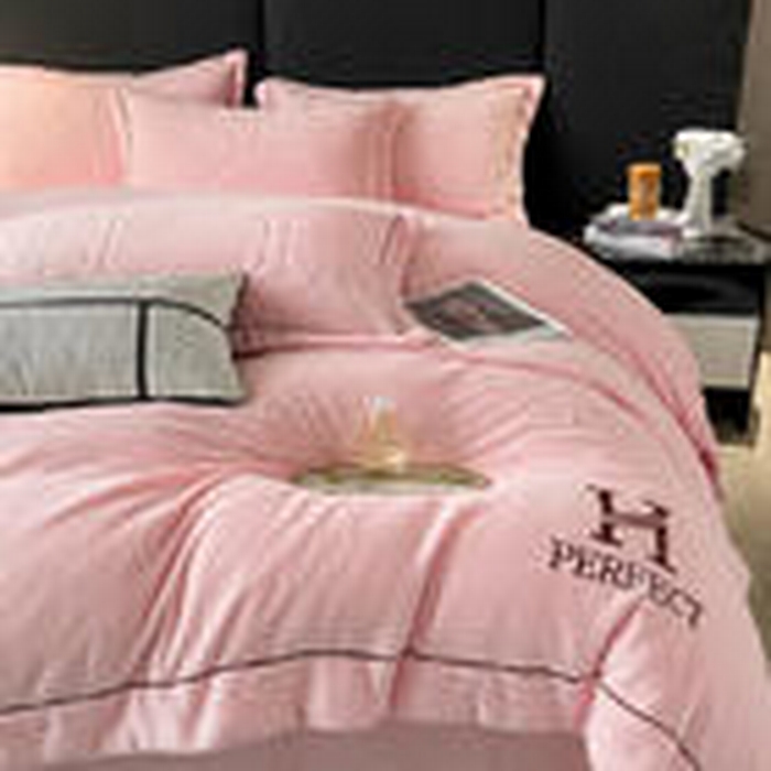 91家纺网 家纺一手货源 找家纺 艾佳 2025新款A类全高克重雕花烂花刺绣牛奶绒四件套-小H系列 小H蜜桃粉