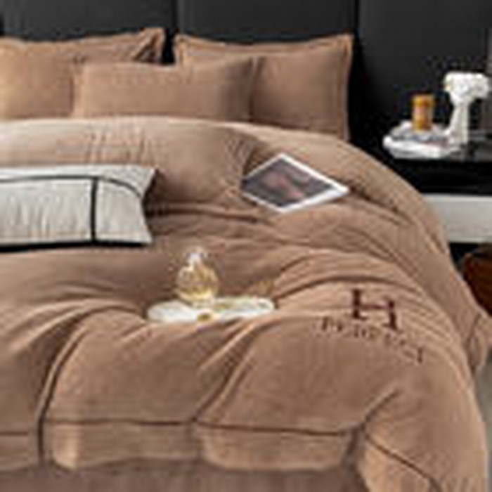 91家纺网 家纺一手货源 找家纺 艾佳 2025新款A类全高克重雕花烂花刺绣牛奶绒四件套-小H系列 小H奶茶咖