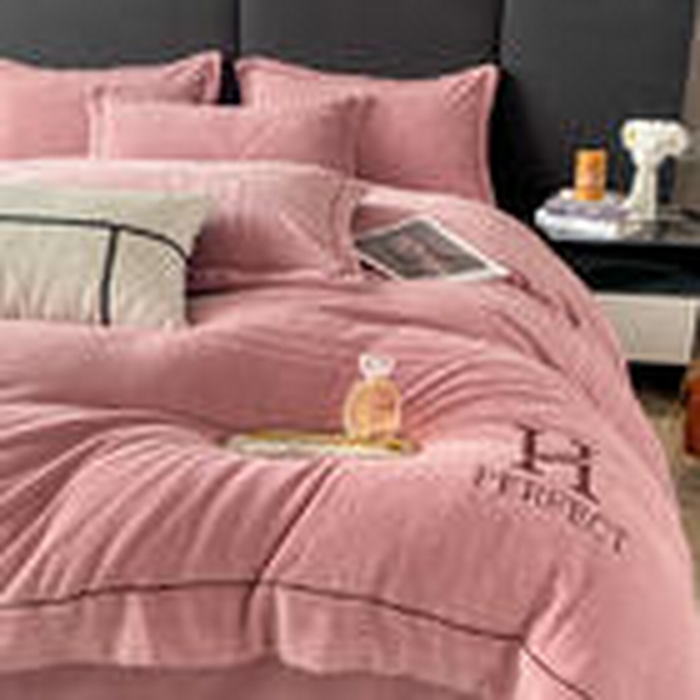 91家纺网 家纺一手货源 找家纺 艾佳 2025新款A类全高克重雕花烂花刺绣牛奶绒四件套-小H系列 小H豆藕粉