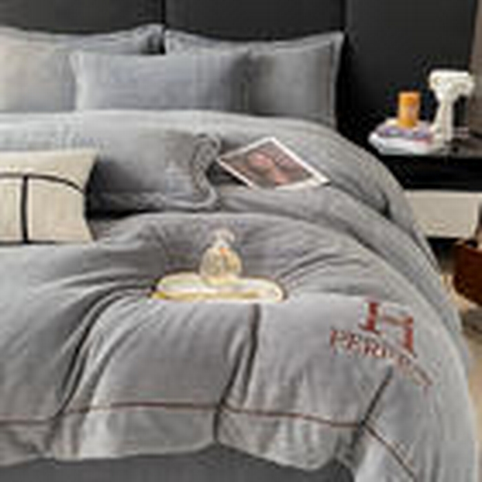 91家纺网 家纺一手货源 找家纺 艾佳 2025新款A类全高克重雕花烂花刺绣牛奶绒四件套-小H系列 小H极简灰