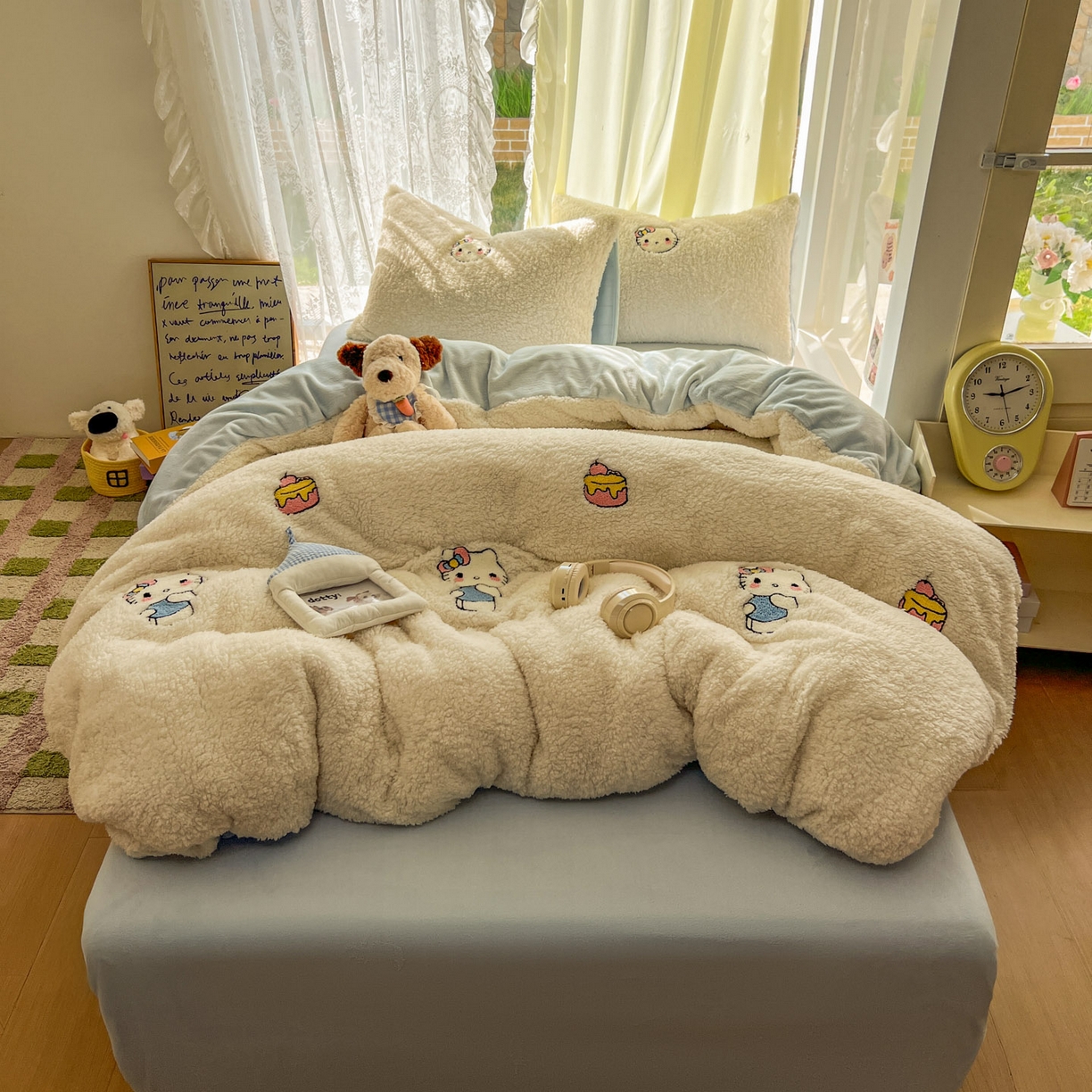 91家纺网 家纺一手货源 找家纺 颜选 2025新款卡通羊羔绒四件套 蝴蝶结猫