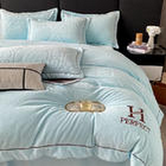 91家纺网 家纺一手货源 找家纺 艾佳 2025新款A类全高克重雕花烂花刺绣牛奶绒四件套-小H系列 小H梦幻蓝