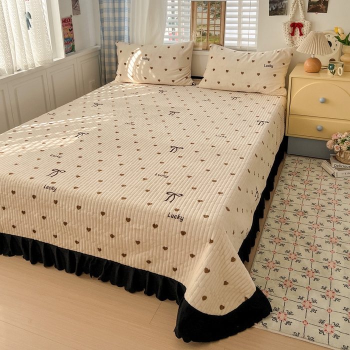 91家纺网 家纺一手货源 找家纺 （总）鑫利来家纺 2025新款牛奶绒床盖夹棉韩版印花花边床盖单件床盖三件套