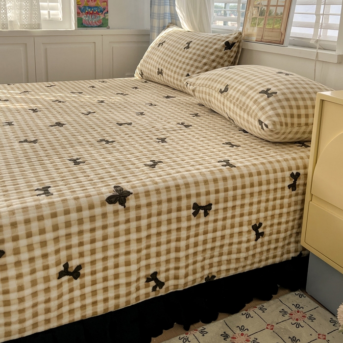 91家纺网 家纺一手货源 找家纺 鑫利来家纺 2025新款牛奶绒床盖夹棉花边韩版印花单床盖单件床盖三件套 床盖-格子蝴蝶结
