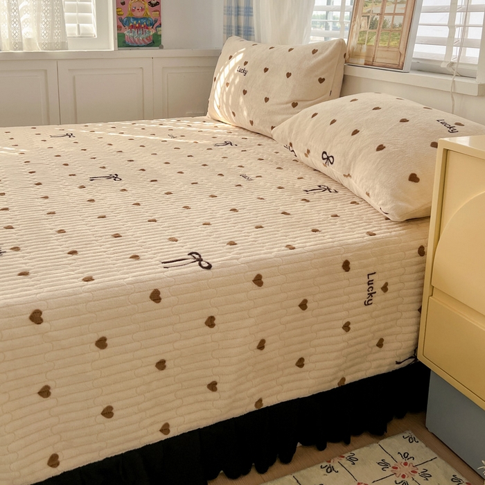 91家纺网 家纺一手货源 找家纺 鑫利来家纺 2025新款牛奶绒床盖夹棉花边韩版印花单床盖单件床盖三件套 床盖-爱心蝴蝶结