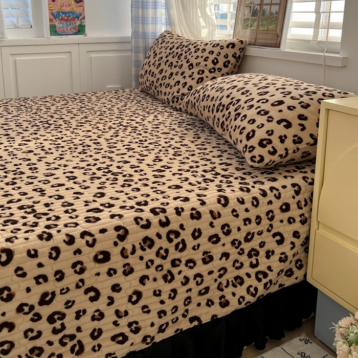 91家纺网 家纺一手货源 找家纺 鑫利来家纺 2025新款牛奶绒床盖夹棉花边韩版印花单床盖单件床盖三件套 床盖-豹纹