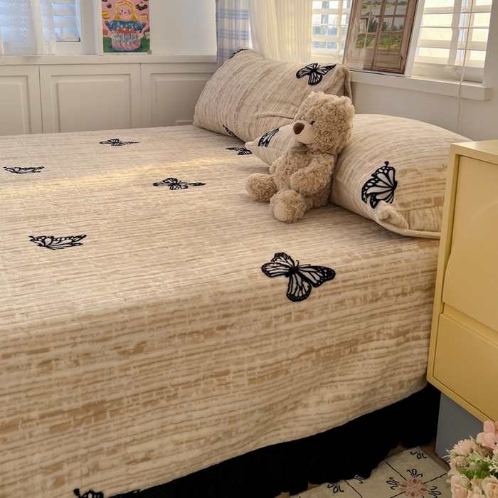 91家纺网 家纺一手货源 找家纺 鑫利来家纺 2025新款牛奶绒床盖夹棉花边韩版印花单床盖单件床盖三件套 床盖-法式蝴蝶