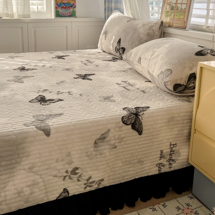 91家纺网 家纺一手货源 找家纺 鑫利来家纺 2025新款牛奶绒床盖夹棉花边韩版印花单床盖单件床盖三件套 床盖-蝴蝶意境