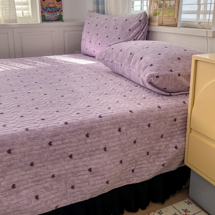 91家纺网 家纺一手货源 找家纺 鑫利来家纺 2025新款牛奶绒床盖夹棉花边韩版印花单床盖单件床盖三件套 床盖-紫色小心心