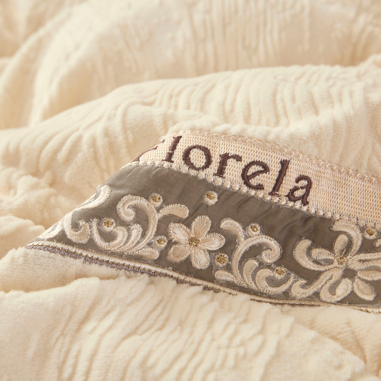 91家纺网 家纺一手货源 找家纺 苏木年华 2025新款雕花绒宽边四件套-烟雨星云 烟雨星云-米色