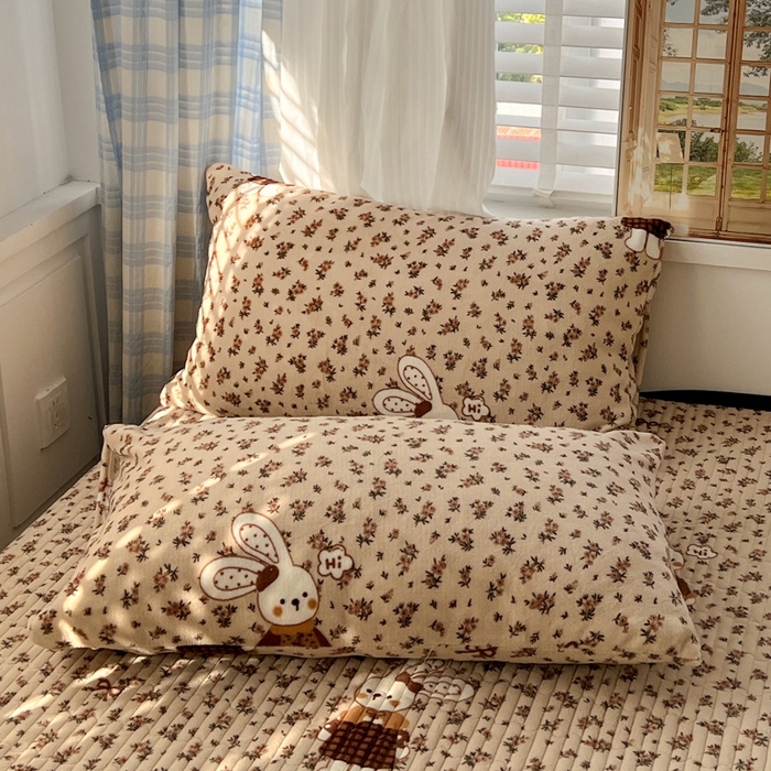 91家纺网 家纺一手货源 找家纺 鑫利来家纺 2025新款牛奶绒床盖夹棉花边韩版印花单床盖单件床盖三件套 床盖-乖乖兔