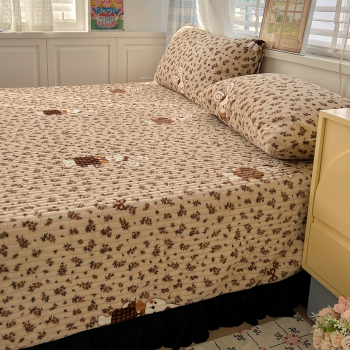 91家纺网 家纺一手货源 找家纺 鑫利来家纺 2025新款牛奶绒床盖夹棉花边韩版印花单床盖单件床盖三件套 床盖-乖乖兔