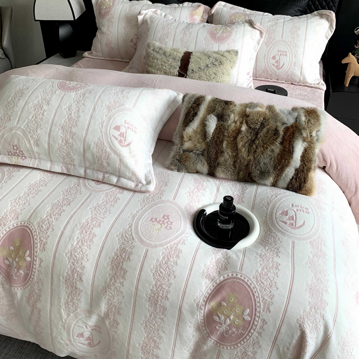 91家纺网 家纺一手货源 找家纺 （总）莱豫家纺 2025秋冬新款加厚牛奶绒韩国雕花绒不静电不掉毛