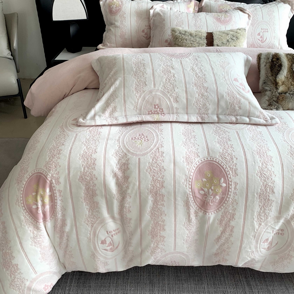 91家纺网 家纺一手货源 找家纺 （总）莱豫家纺 2025秋冬新款加厚牛奶绒韩国雕花绒不静电不掉毛