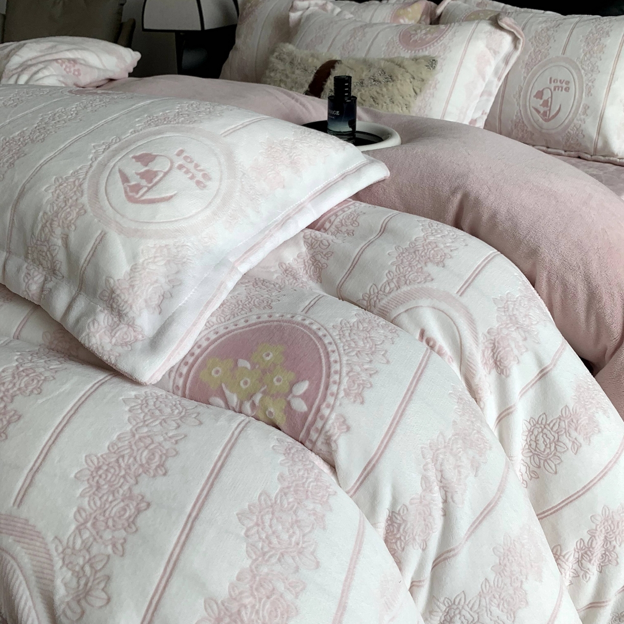 91家纺网 家纺一手货源 找家纺 （总）莱豫家纺 2025秋冬新款加厚牛奶绒韩国雕花绒不静电不掉毛