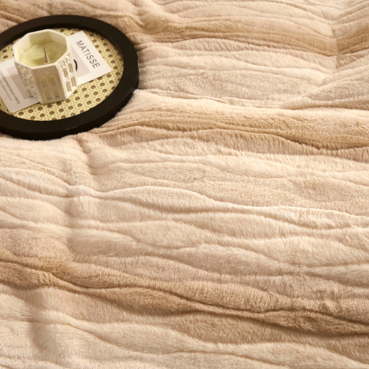 91家纺网 家纺一手货源 找家纺 苏木年华 2025新款兔毛绒双拼雕花绒四件套-卡曼 奶油黄