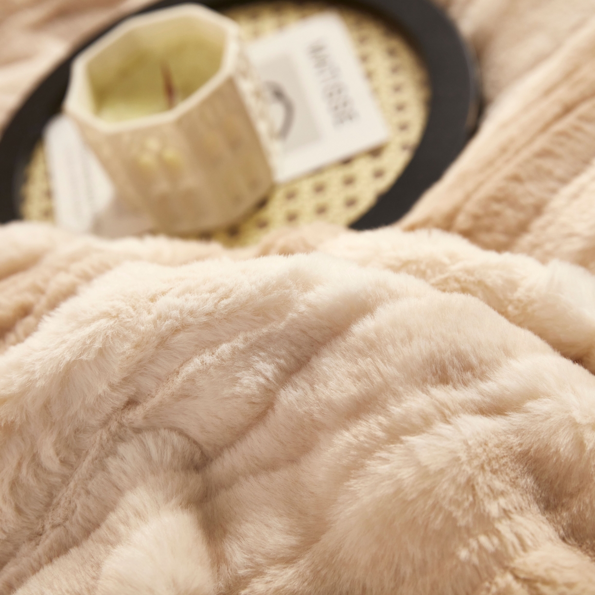 91家纺网 家纺一手货源 找家纺 苏木年华 2025新款兔毛绒双拼雕花绒四件套-卡曼 奶油黄