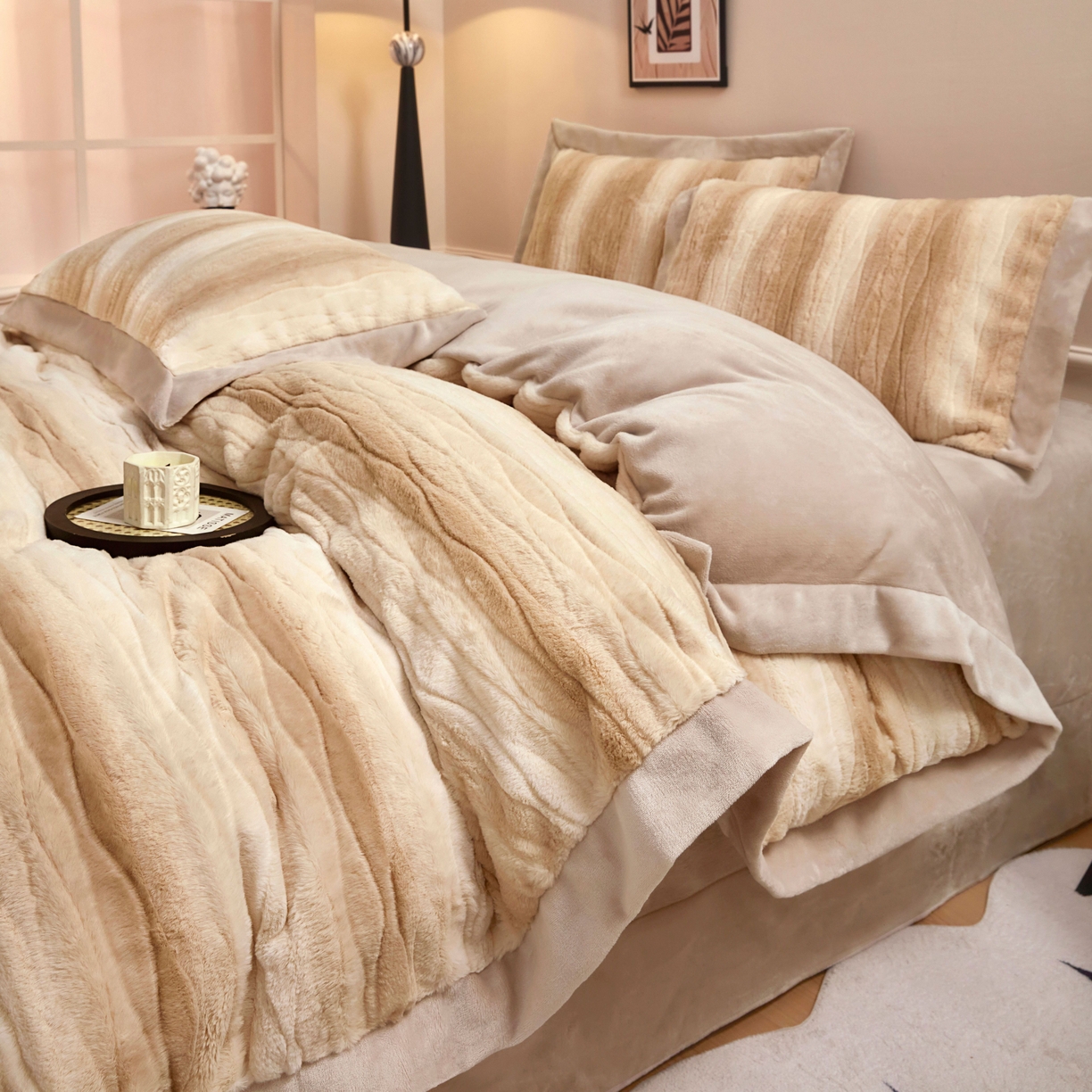 91家纺网 家纺一手货源 找家纺 苏木年华 2025新款兔毛绒双拼雕花绒四件套-卡曼 奶油黄