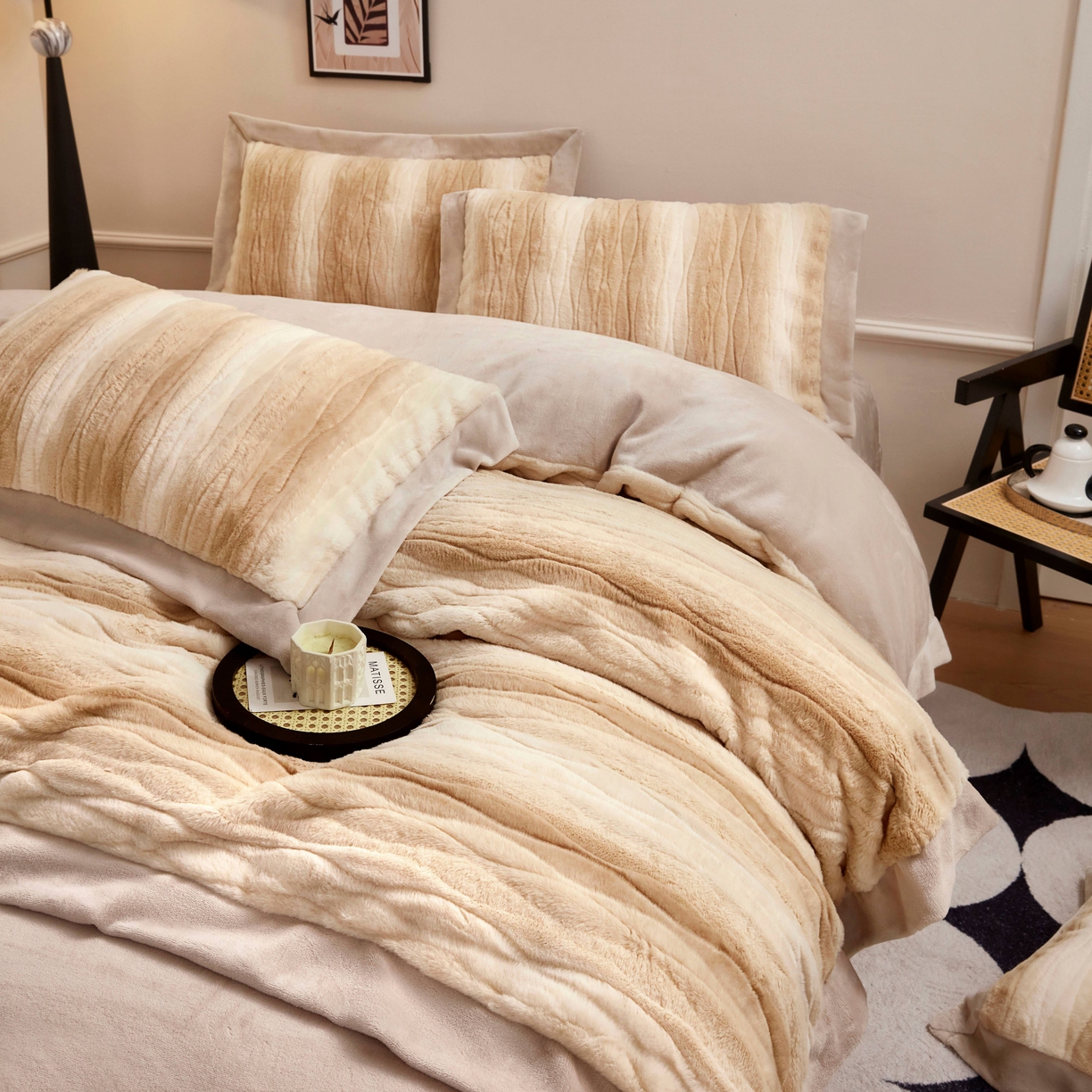 91家纺网 家纺一手货源 找家纺 苏木年华 2025新款兔毛绒双拼雕花绒四件套-卡曼 奶油黄